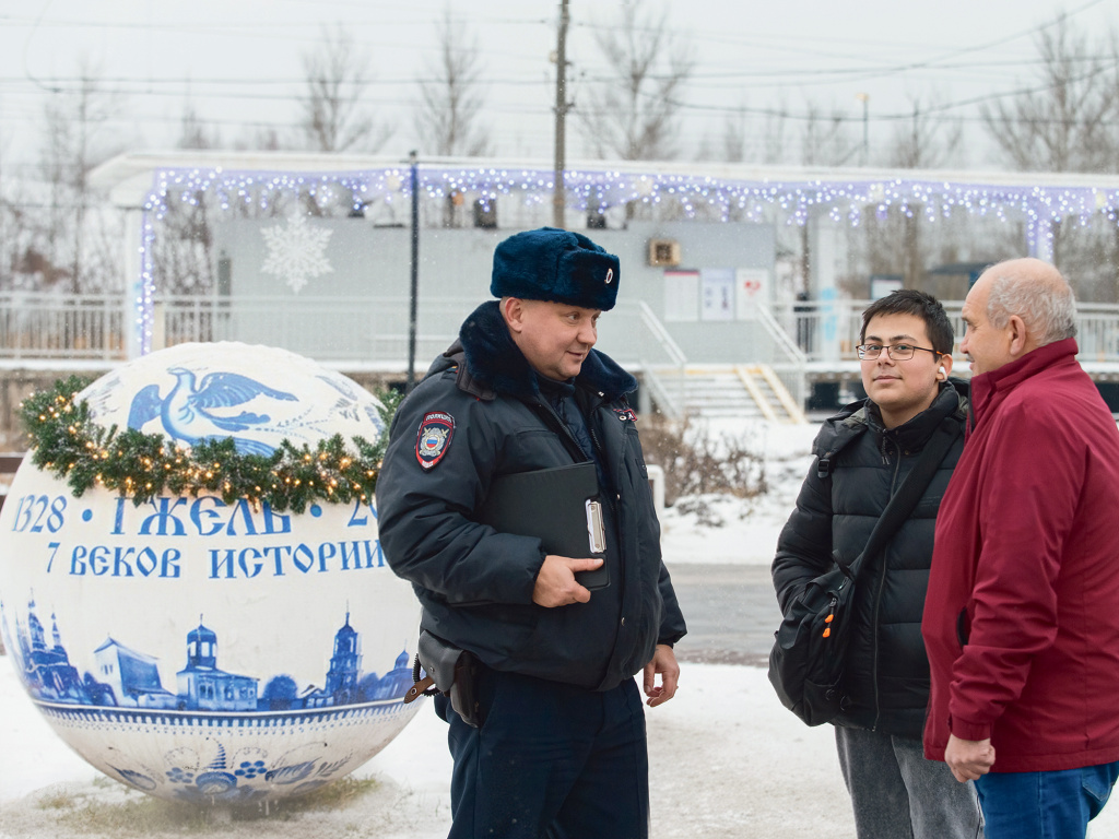 Фото: Элеоноры Марченко / Капитан полиции Алексей Гринёв проводит профилактическую работу с гражданами