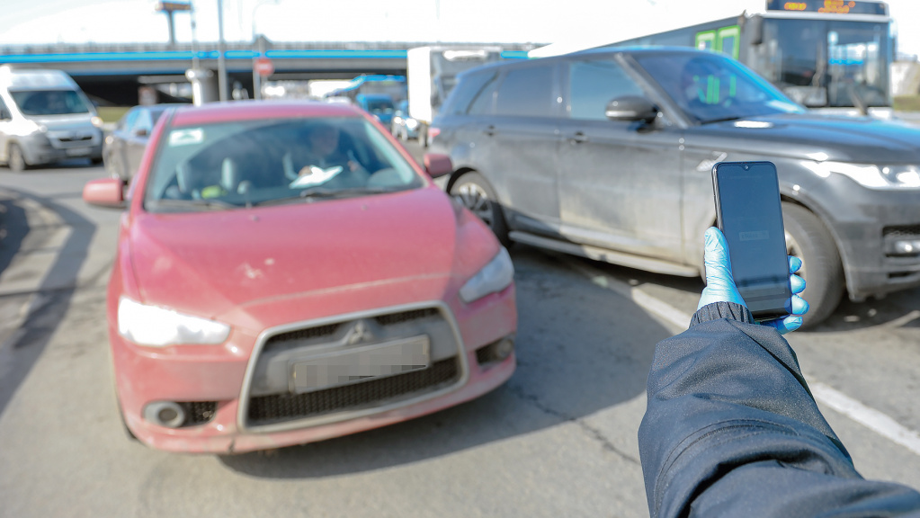 Накануне инспекторы скачали мобильное приложение к смартфону