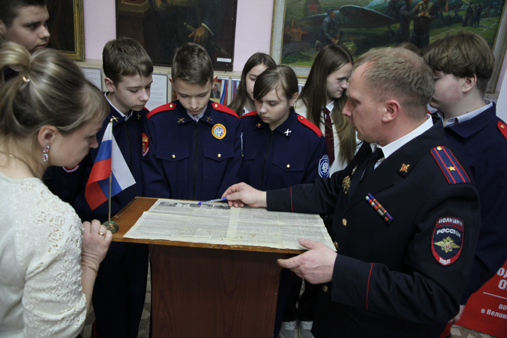 ФОТО: из личного архива Александра Амельченкова / Александр Амельченков показывает газету «Красная звезда» от 9 мая 1945 года