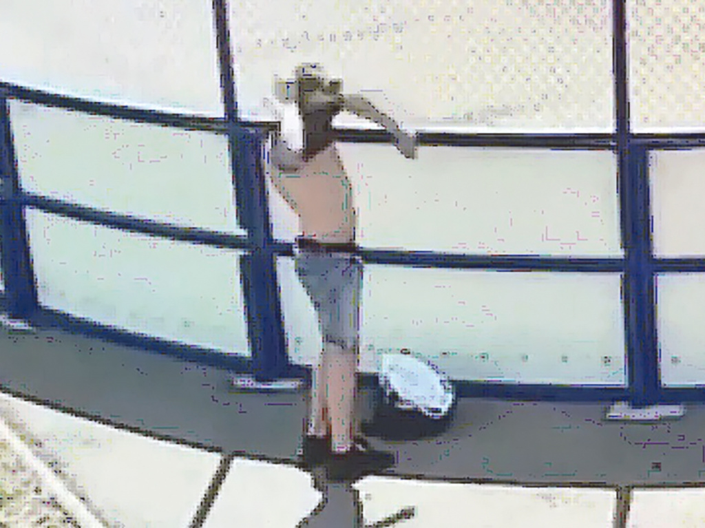 Фото: курьер переодевается после очередной вылазки