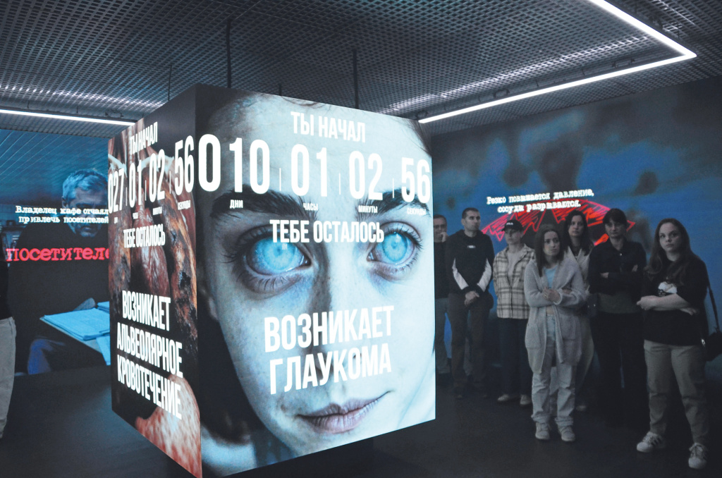 Инары Дакаевой / Мультимедийные стены транслируют процесс разрушения внутренних органов