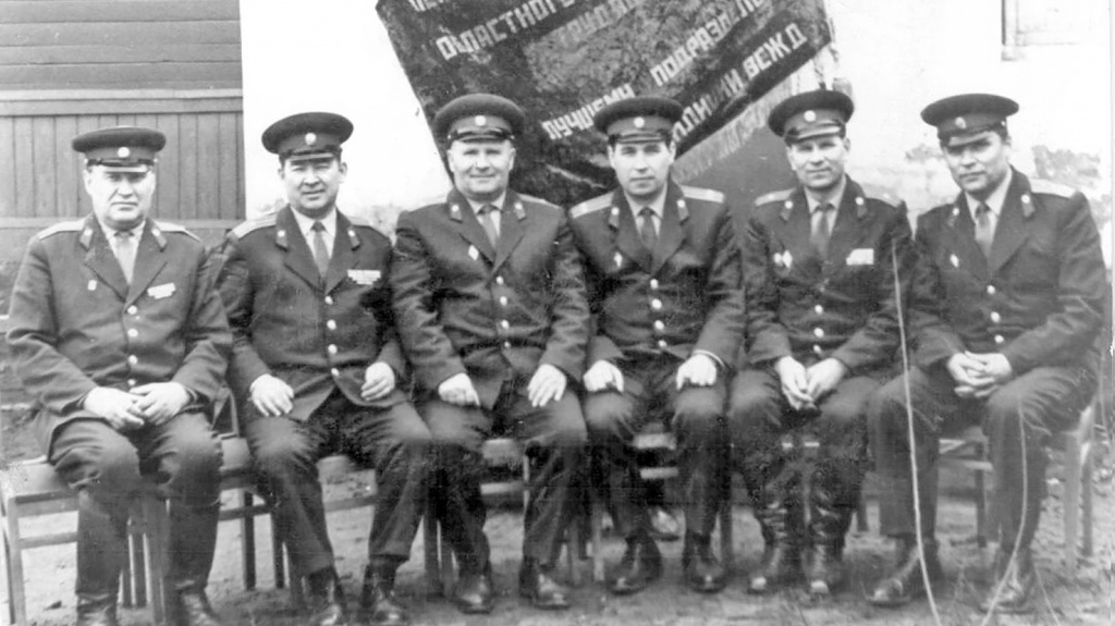 Александр Кузнецов (первый слева)