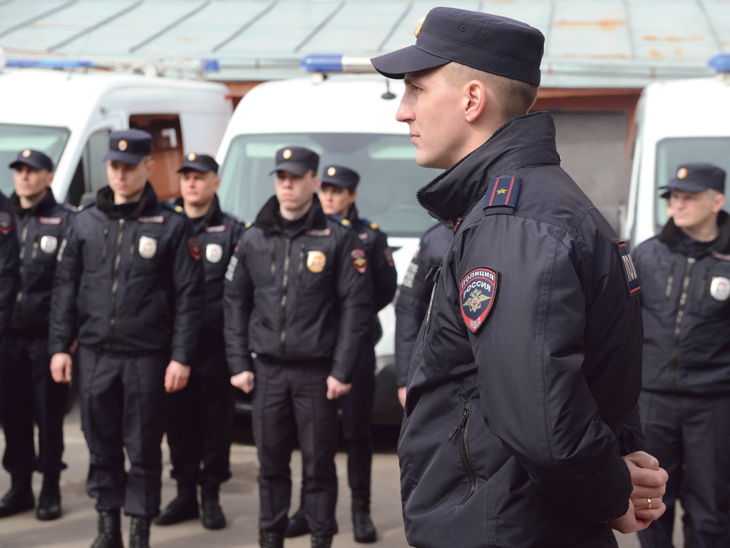 ФОТО: Командир специализированного батальона Илья Летунов проводит инструктаж личного состава