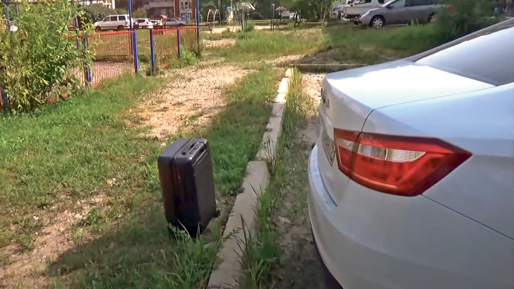 Забытый кейс простоял на улице несколько часов