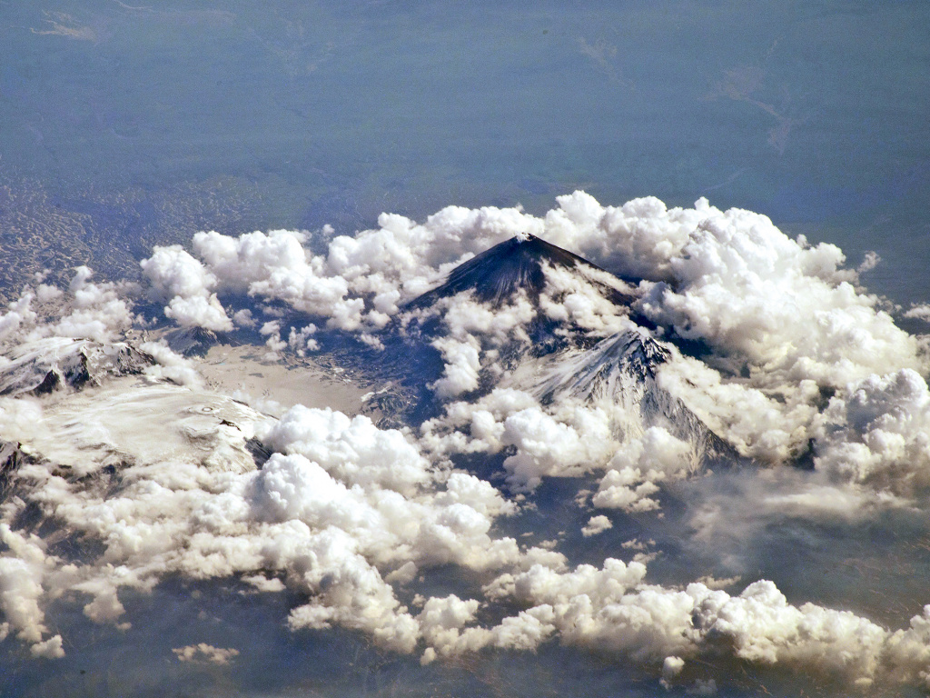 Камчатка. Ключевская группа вулканов в июне 