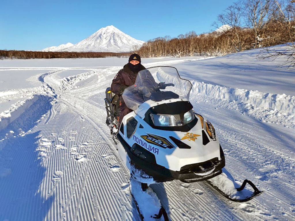Фото: Алексея Васергольда / В Петропавловске-Камчатском стражи закона используют для патрулирования снегоходы