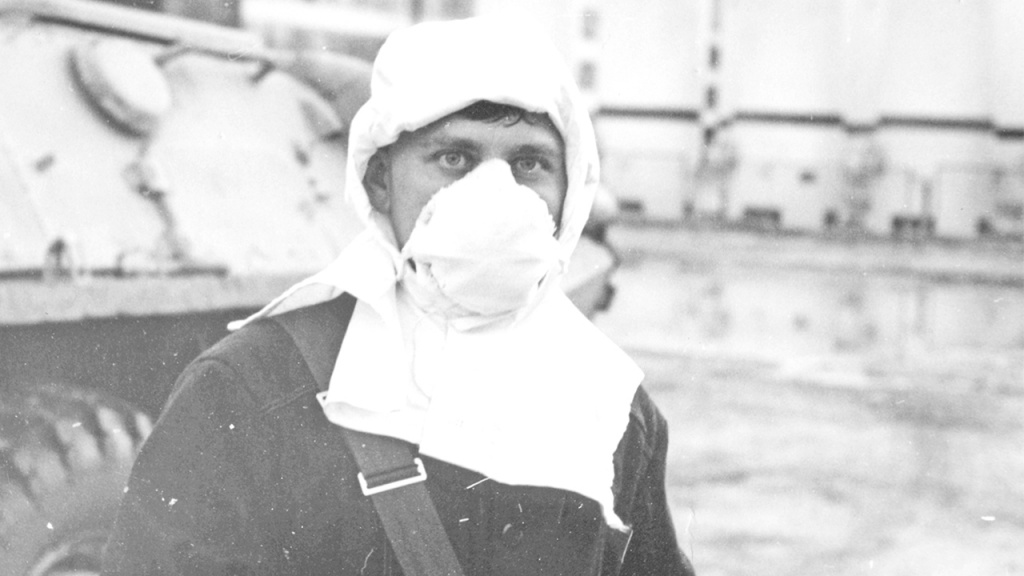 Солдат внутренних войск на контрольно-пропускном пункте