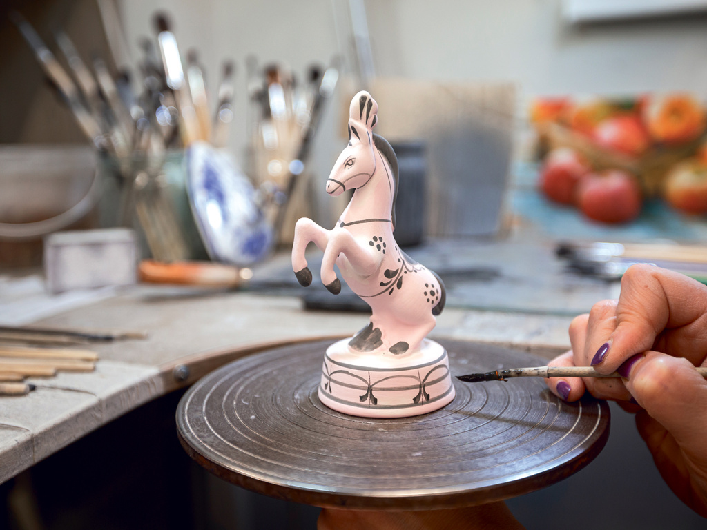 Фото: Элеоноры Марченко / Кисть ложится уверенно, рождая узнаваемые узоры