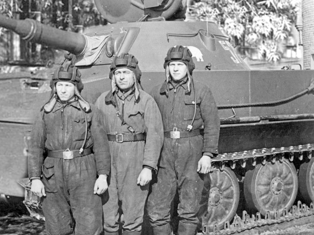 С сослуживцами (в центре)