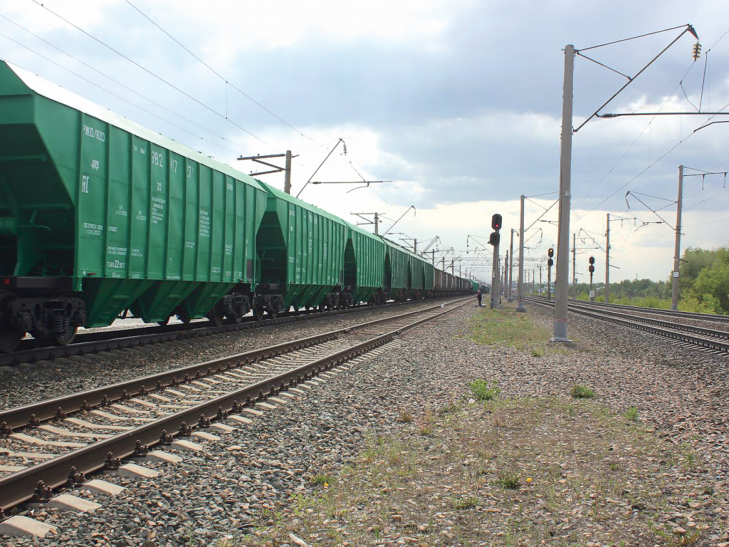 Фото: Алёны Штукель / Ежедневно по железной дороге курсируют сотни грузовых поездов