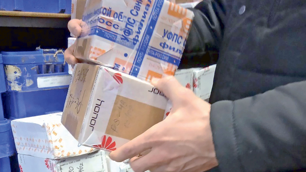 Посылки не с тем товаром покупатели отправляли обратно, надеясь получить желаемое или вернуть деньги, но злоумышленники и не думали их забирать из почтовых отделений