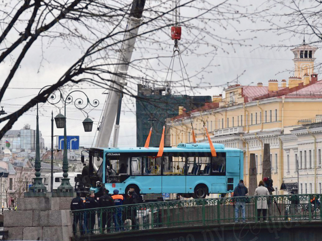 ФОТО: Работа полицейских на месте падения автобуса в Мойку, май 2024 г.