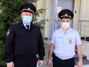Полицейские спасли женщину из горящей квартиры