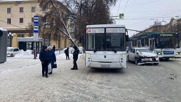 В Новосибирске полицейские устанавливают обстоятельства аварии, в которой пострадал пешеход