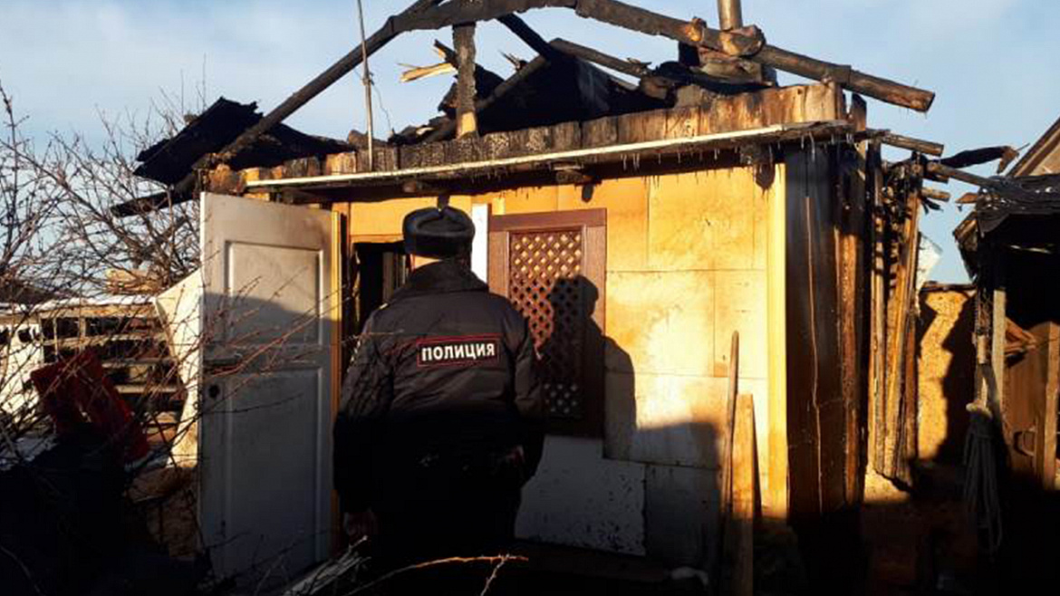 В Екатеринбурге сотрудники полиции вынесли из горящего дома мужчину, находившегося без сознания