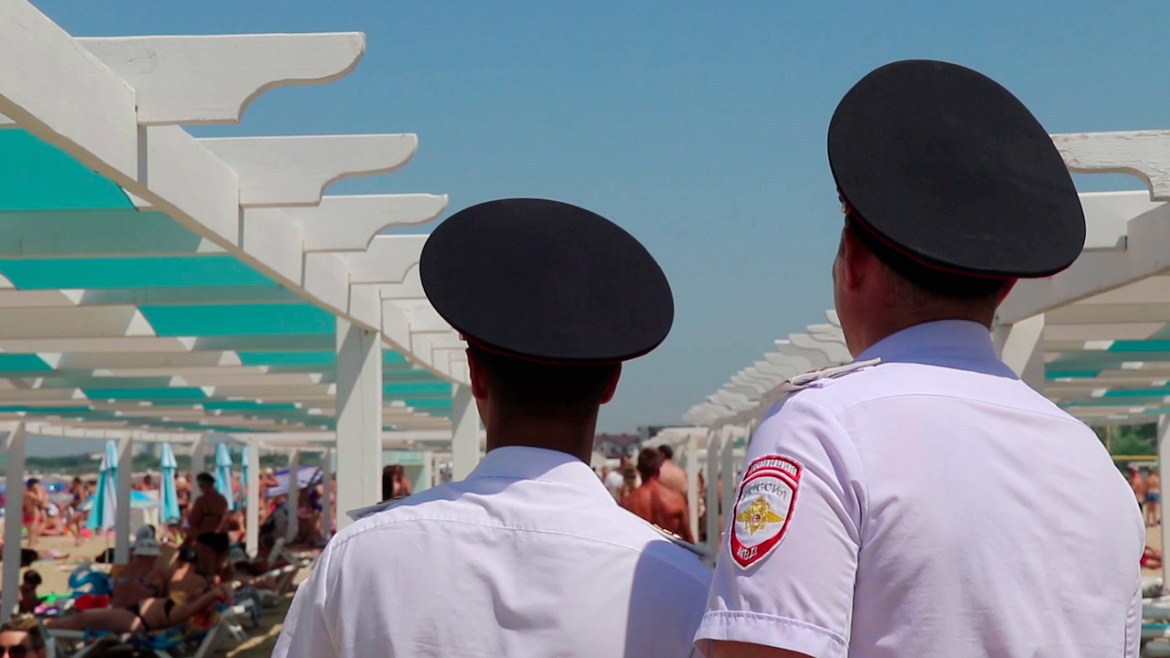 В Анапе сотрудники патрульно-постовой службы полиции спасли утопающего в море мужчину