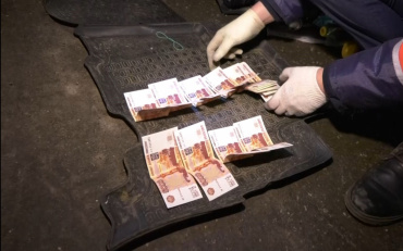 В Рязани полицейские обнаружили в импровизированном тайнике иномарки 18 фальшивых банкнот номиналом 5 тысяч рублей