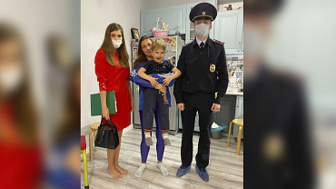 В Ялте сотрудники полиции передали потерявшегося четырёхлетнего ребёнка маме