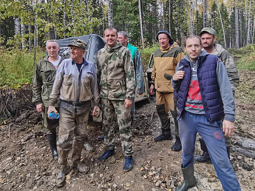 Участники поискового отряда помогли грибникам, чья машина застряла в трясине, выбраться из «плена»