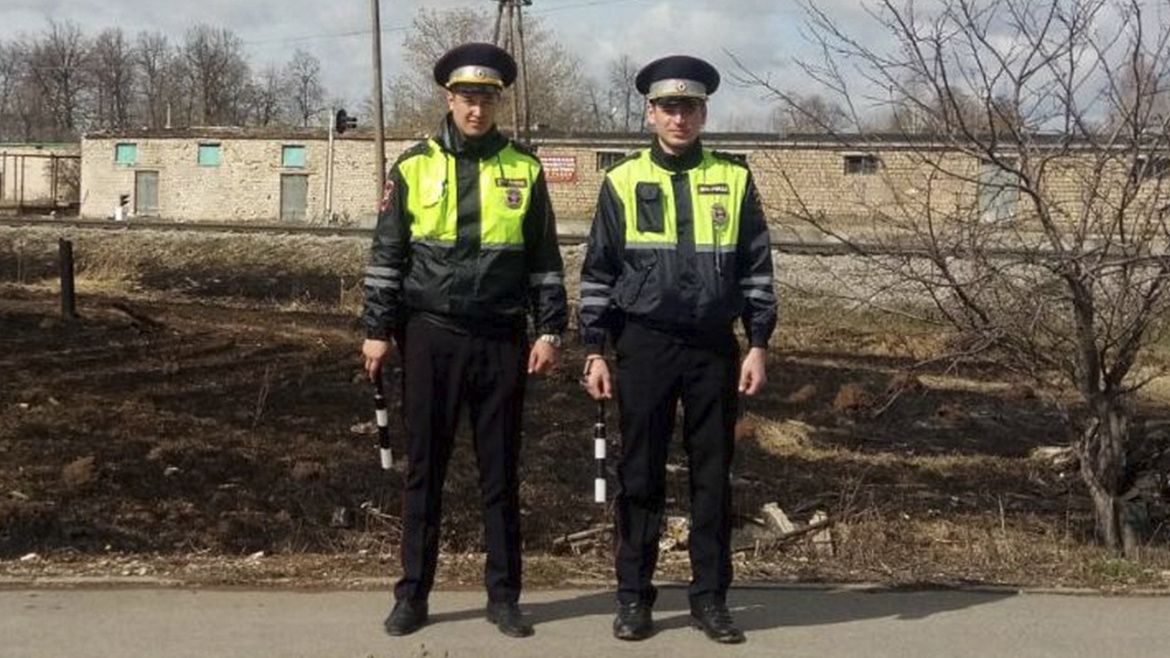 В Самарской области полицейские приняли участие в ликвидации возгорания сухой травы