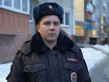 Сотрудник полиции вынес из задымлённой квартиры пожилую женщину, надышавшуюся угарным газом