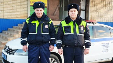 На Кубани сотрудники ДПС оперативно сопроводили в медучреждение беременную женщину