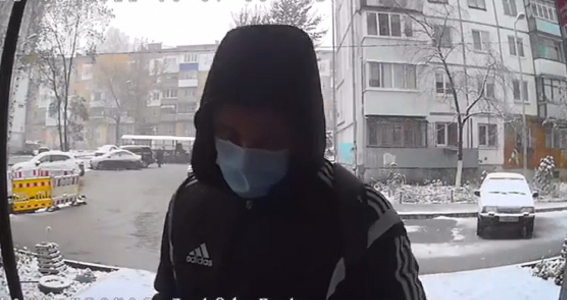 В Самаре задержан нанятый мошенниками курьер, забравший у пенсионерки 100 тысяч рублей