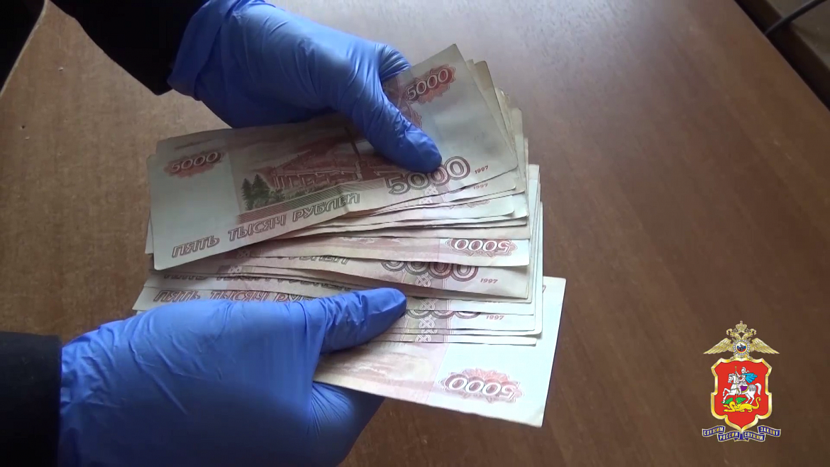 Мужчина крадёт 100 рублевую купюру из кассы. Кража в магазинах банер инструктаж. Воровство в магазине до 1000 рублей. Мужчина крадёт 100 рублевую купюру из кассы. Украл 100 рублей.