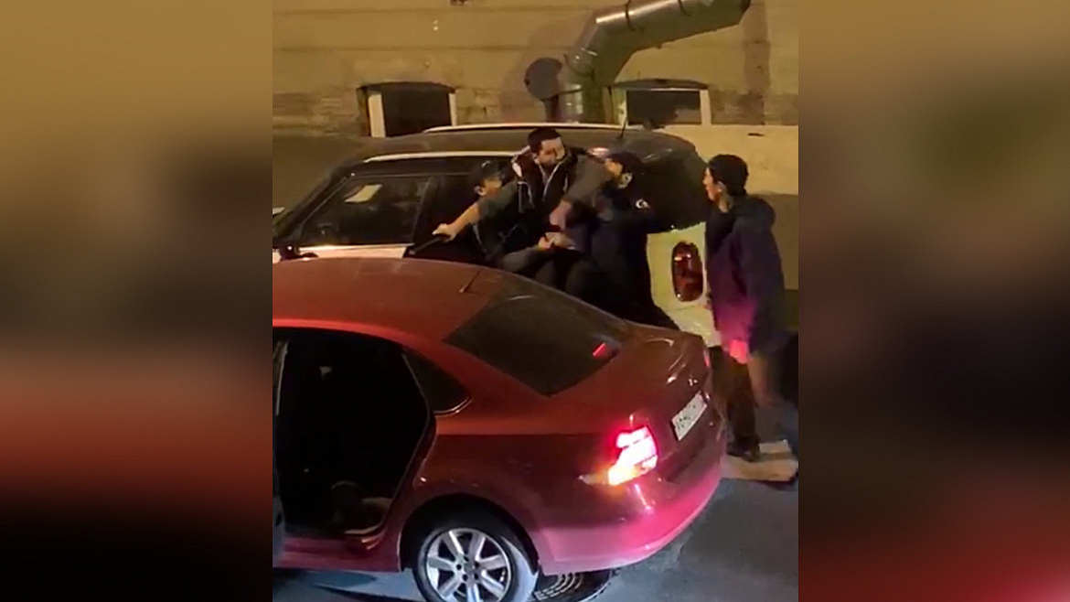 Задержаны трое граждан. Дмитрий максимов полиция санкт-петербург задержание. Арест авто. Сотрудники фсб на задержании. Арест авто.