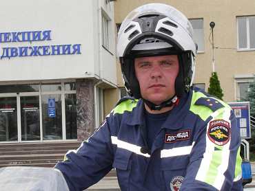 В Симферополе инспектор ДПС на мотоцикле оказал своевременную помощь в сопровождении автомобиля с роженицей