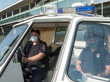 Сотрудники столичной транспортной полиции спасли тонувшую в Москве-реке женщину