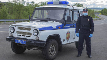 В Мурманской области сотрудник полиции спас женщину, прыгнувшую с моста в реку