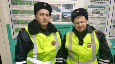 В Карелии инспекторы дорожно-патрульной службы спасли девушку, тонувшую в ледяной реке