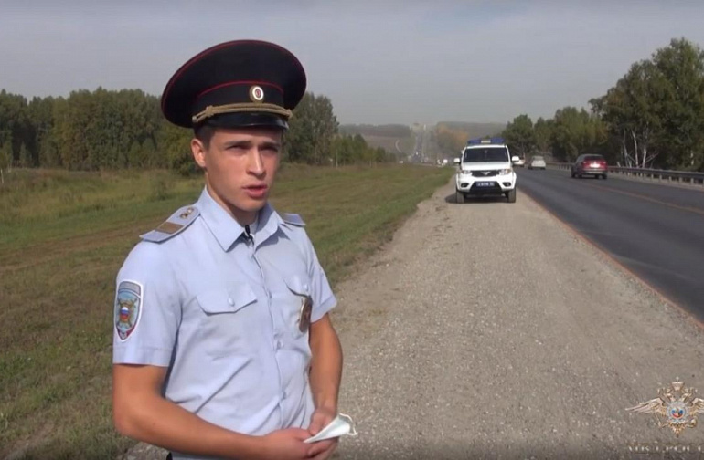В Новосибирской области сотрудник патрульно-постовой службы спас пострадавшего в ДТП человека