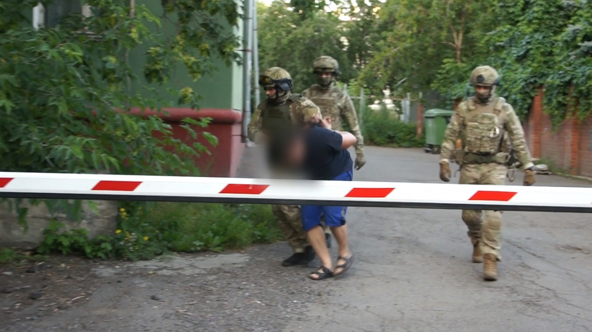 Красноярские оперативники совместно со спецназом задержали подозреваемых в хищении крупной суммы денег