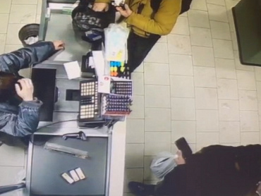 Столичные оперативники задержали подозреваемого в краже телефона у пенсионерки