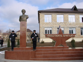 В Сергокале открыли мемориал Герою России Магомеду Нурбагандову