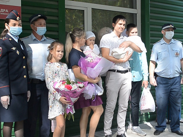В Перми сотрудники ГИБДД, обеспечив безопасный коридор, сопроводили машину с роженицей до больницы