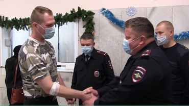 В Омске сотрудники патрульно-постовой службы, рискуя жизнью, спасли из огня супружескую пару