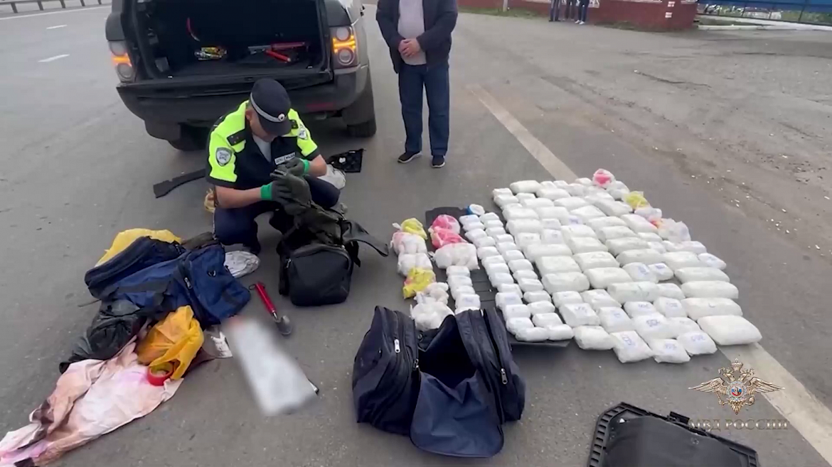 Сотрудник полиции закладчик. Полиция краснодар задержали. Наркотики контрабанда. Задержание крупной партии. В сочи задержали закладчика 2021.