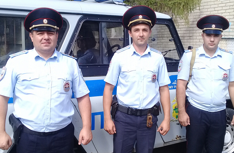 На Кубани полицейские спасли троих человек из горящей квартиры