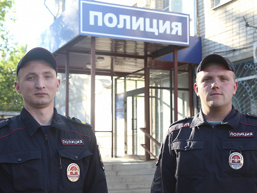 В Вологодской области сотрудники патрульно-постовой службы спасли людей из горящего дома
