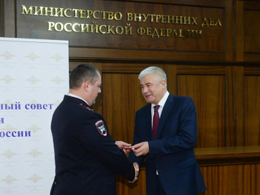 Владимир Колокольцев вручил ведомственные награды сотрудникам полиции, которые спасли людей на пожаре в Подмосковье