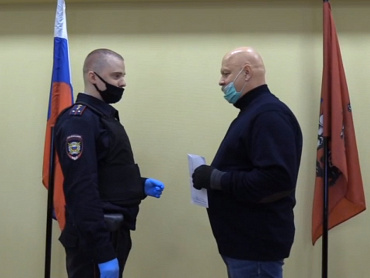 Жительница Москвы отдала в полицию найденный в торговом центре конверт с деньгами