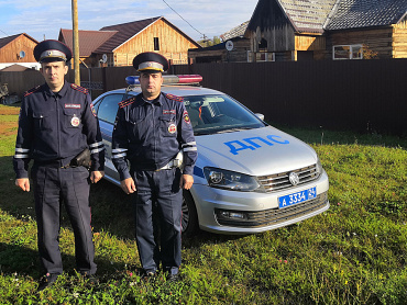 В Красноярском крае полицейские во время пожара эвакуировали жителей двух частных домовладений