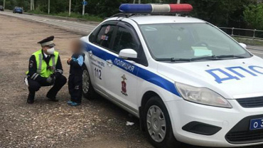Сотрудники Госавтоинспекции вернули родителям 4-летнего мальчика, который один гулял на проезжей части