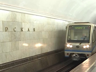 В московском метро полицейский спас упавшего на рельсы пассажира