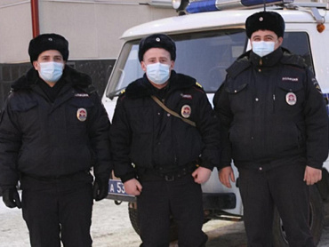 Полицейские в Свердловской области в ночное время вывели с замерзшего озера рыбака на берег