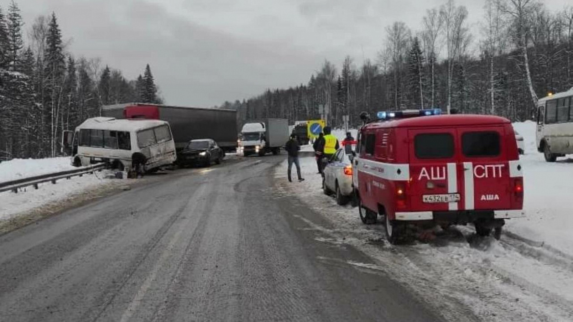 Сотрудники ГИБДД выясняют обстоятельства ДТП с автобусом, произошедшего в Челябинской области