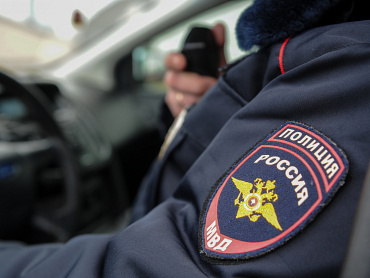Свердловские автоинспекторы помогли двум семьям, попавшим на дороге в беду в морозные дни